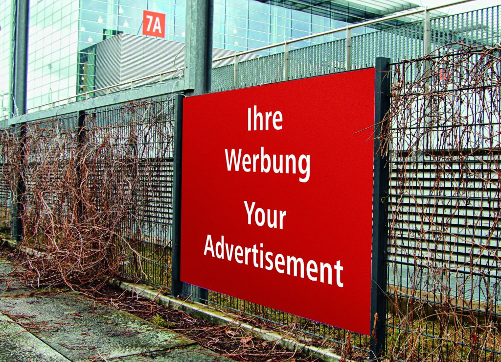 Werbeträger auf dem Weg zu den Eingängen