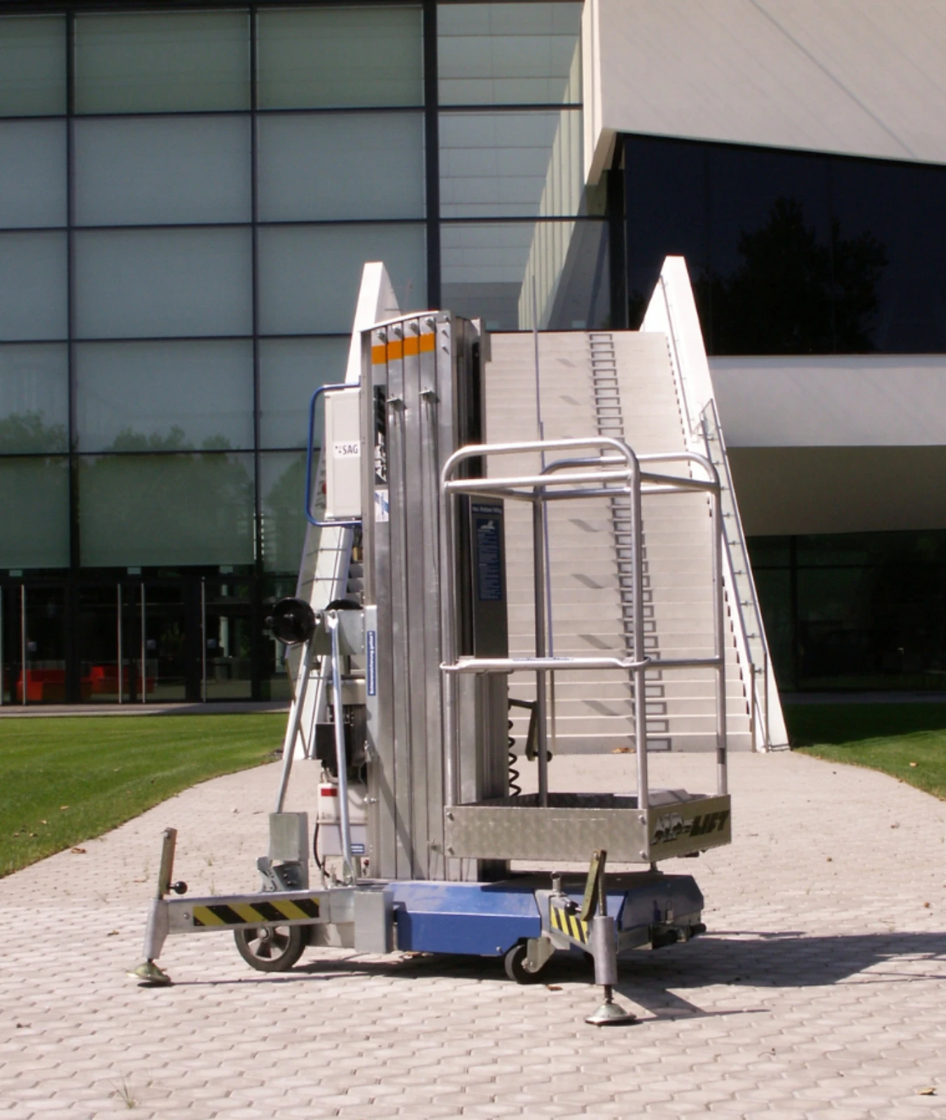 Passenger lift up to 9.45 m with motor drive