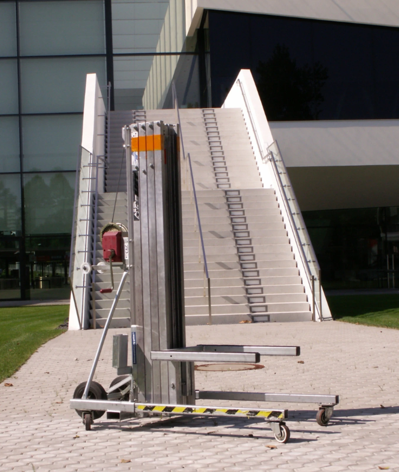 Goods lift up to 6 m, manual drive