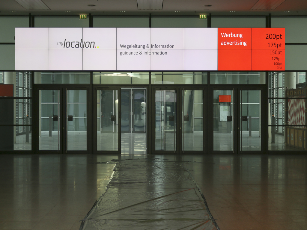 Digital Signage Halleneingang und Hallenübergang